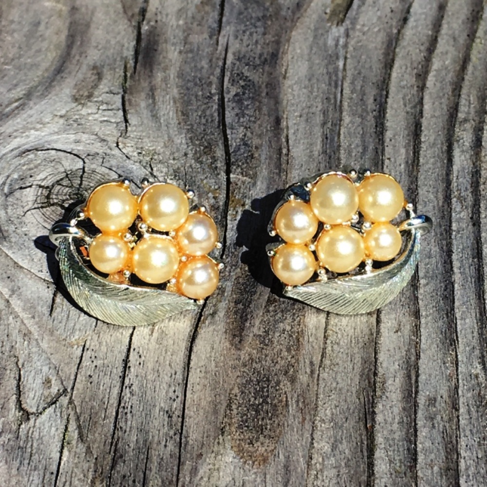 - Vintage Lisner Pearl & Silver Leaf Screw Earrings! EUC!